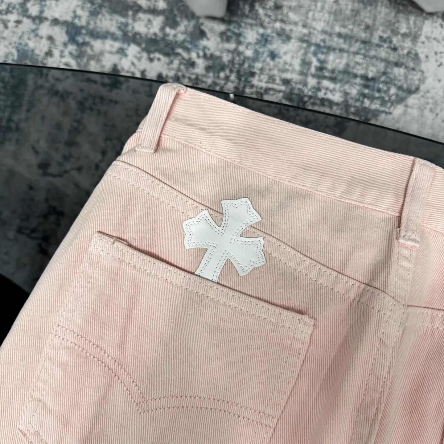 P260 Chrome hearts CH co-branded Drak Miami light pink jeans exude uninhibited personality and unique charm. Every wear and tear is carefully designed to present a unique artistic feel. Made of imported denim fabric, which has undergone heavy industrial washing and destruction treatment, the trousers show a super cool effect on the upper body, allowing you to dominate the fashion stage.  This is more than just a pair of jeans, it is an expression of attitude. With its unique design concept and ultimate pursuit of details, Croxin breaks traditional boundaries and defines the jeans trend in the new era. The trousers are made of double-layer woven fabric with customized hardware. Italian-made special cowhide is printed and cut. Custom-made sheepskin three-layer thick-line leather. The whole body is spliced ​​in heavy water washing. Craftsmen hand-splash ink. You can see the details. Three-dimensional cutting version. Loose and comfortable, not flattering. Makes taller and slimmer. Factory Seiko. Original quality control. Same style for men and women. Can be matched with couples. Versatile recommendation. Must-have jeans for all seasons. Color: light pink. Size: 28-30-32-34.